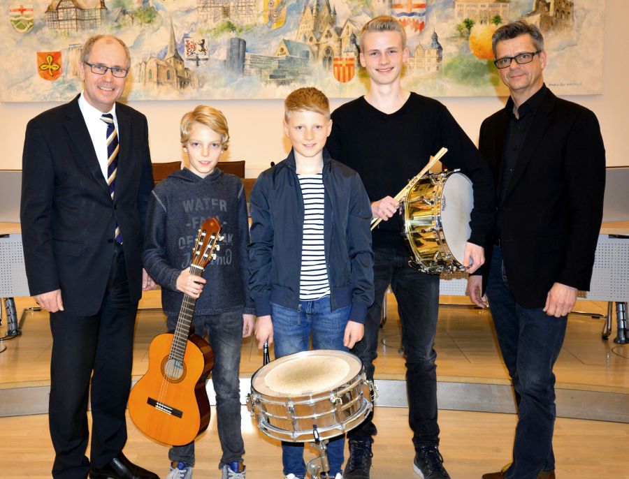 Landrat Manfred Müller mit den Siegern des Wettbewerbs "Jugend musiziert"